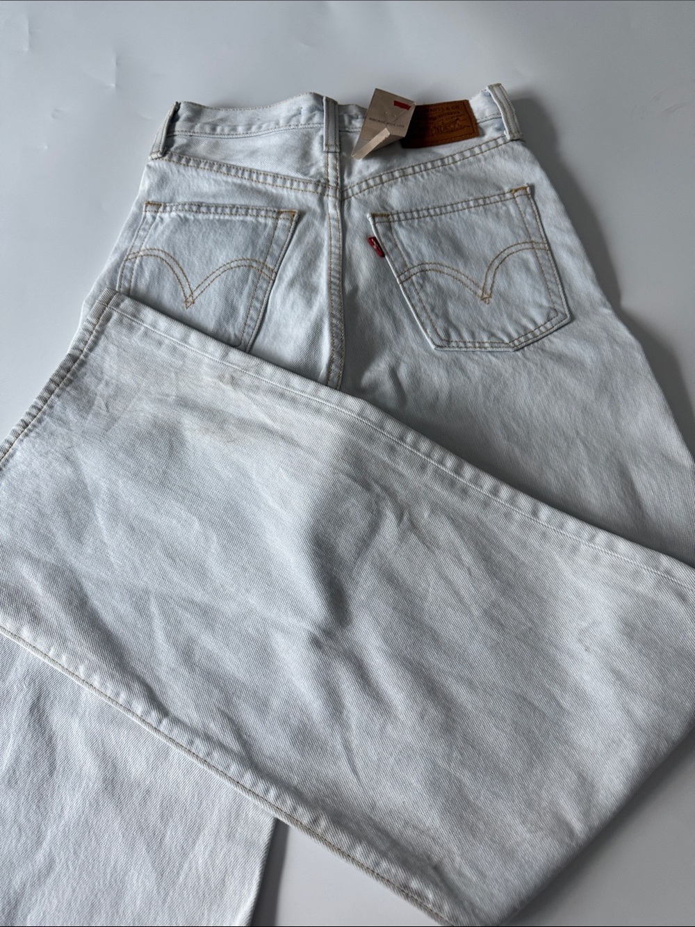 Levi's Men's White Straight Jeans with Signature Back Pockets